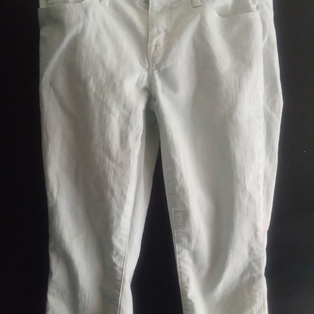 Woman's white washed jeans